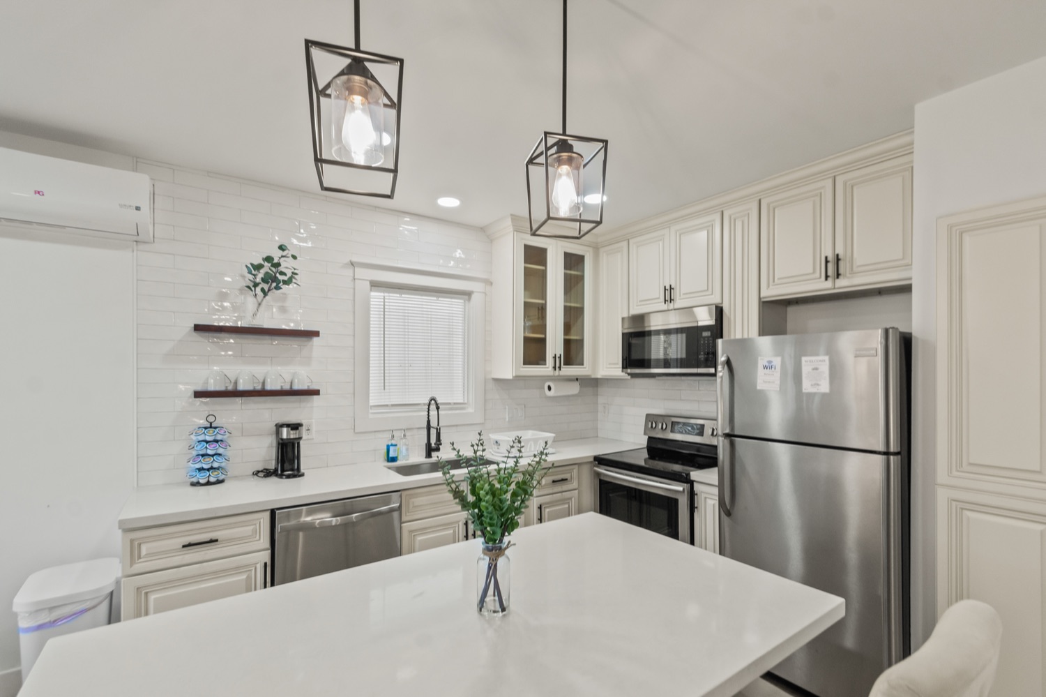 Modern EaDo Apartment Near Downtown — photo 17