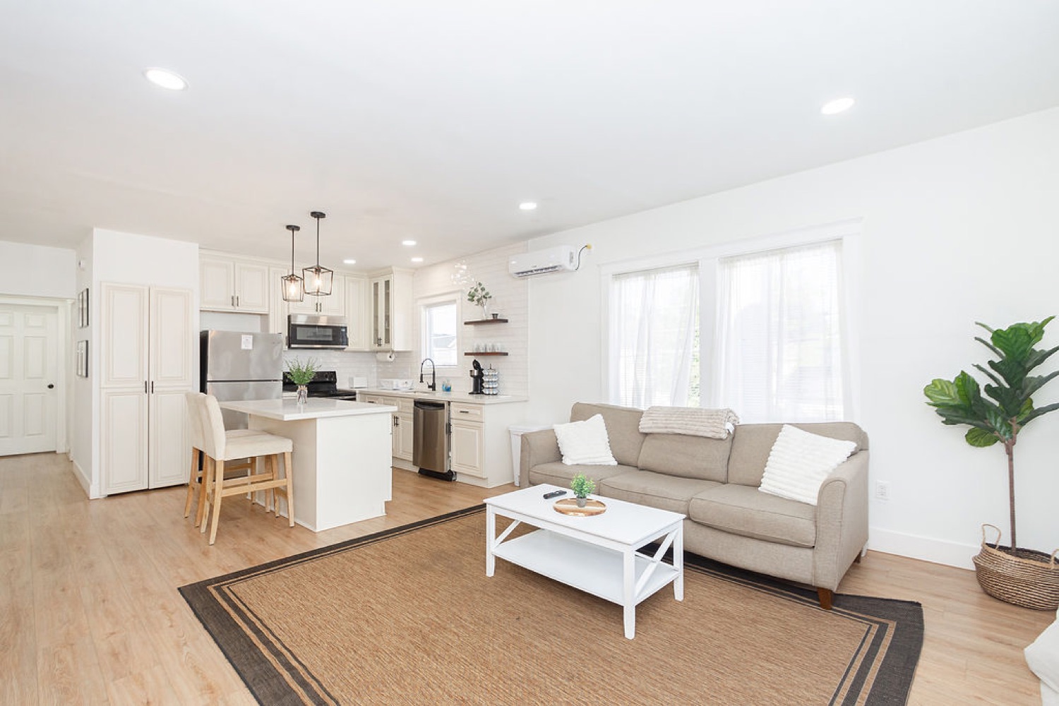 Stylish EaDo Apt — photo 14