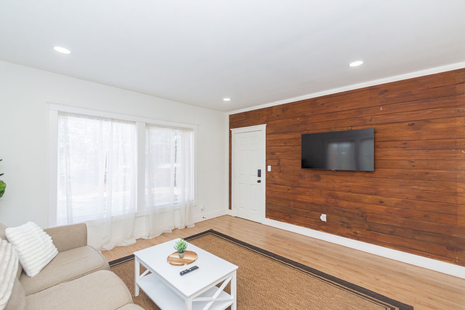Stylish EaDo Apt — photo 23