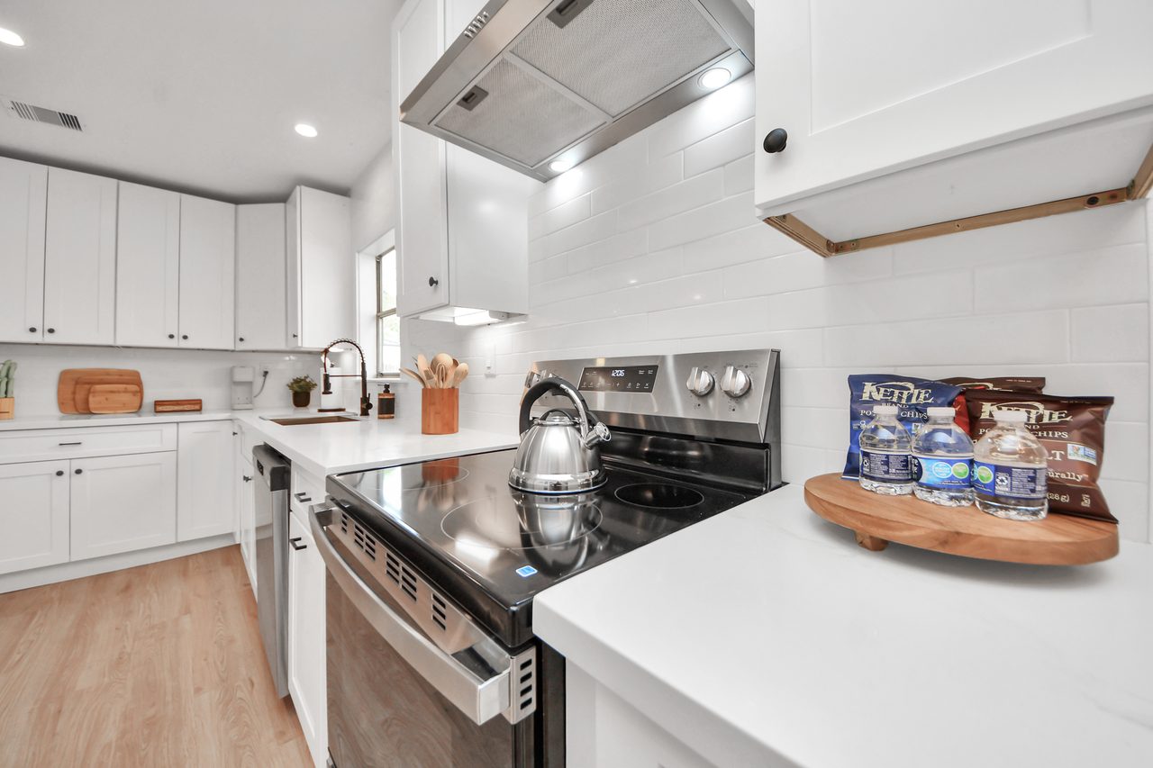 Kitchen range and vent hood