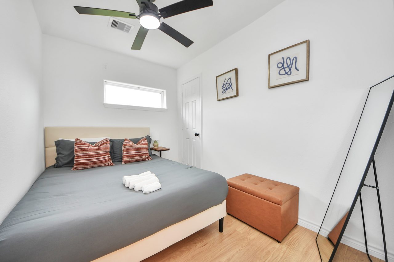 Second bedroom with a queen bed