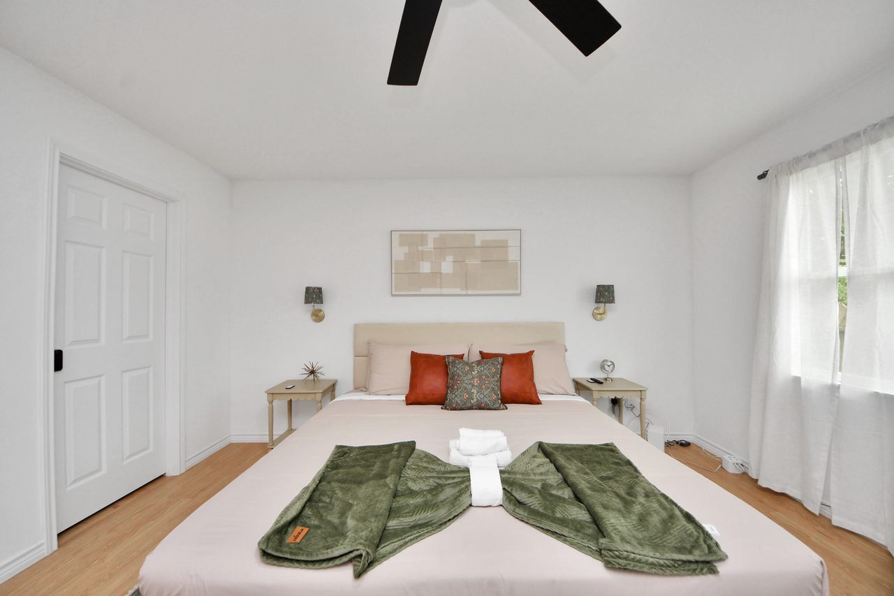 Bedroom with fresh towels folded on the bed